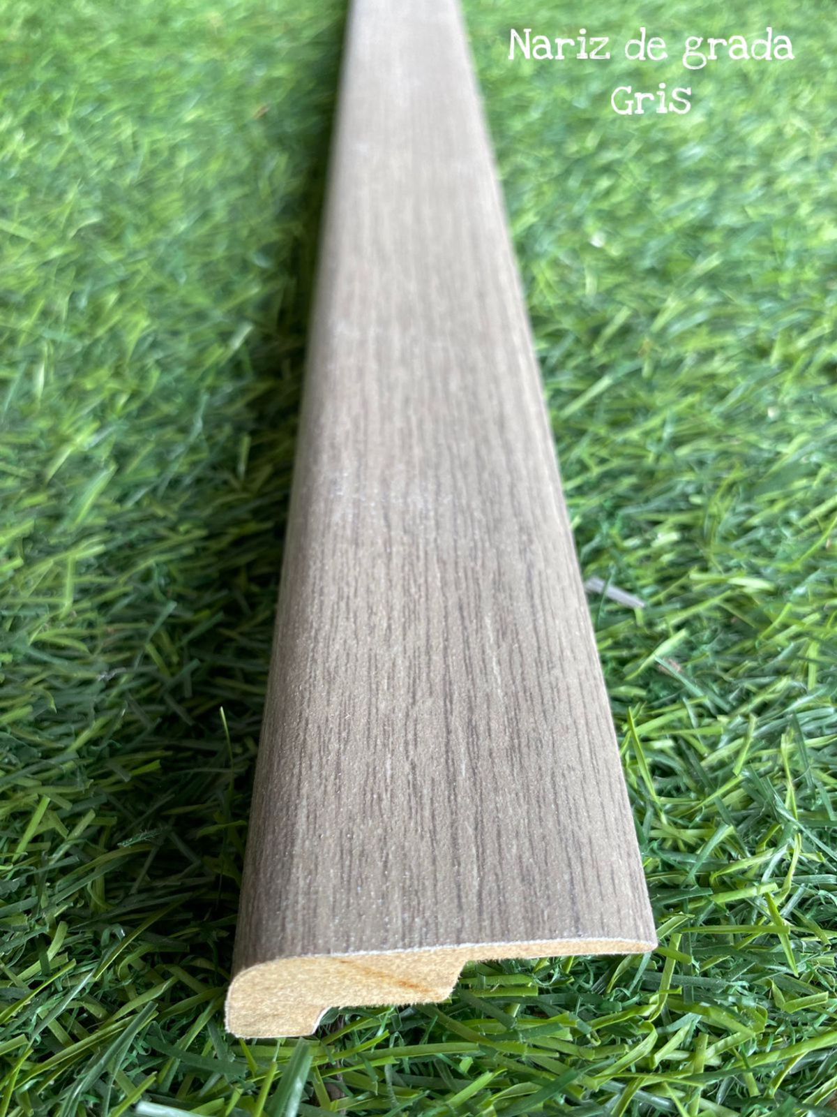 Moldura Nariz de Grada Gris